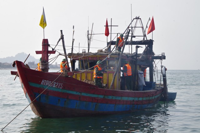 Hà Tĩnh: Liên tiếp bắt giữ 8 thuyền đánh cá bằng giã cào - Ảnh 1.