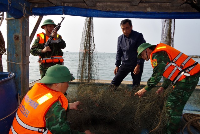 Hà Tĩnh: Liên tiếp bắt giữ 8 thuyền đánh cá bằng giã cào - Ảnh 2.
