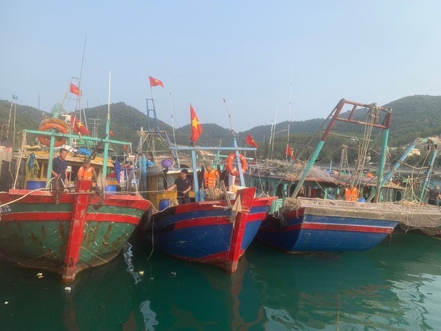Bộ đội Biên phòng Quảng Ninh bắt giữ 6 tàu khai thác thủy sản trái phép - Ảnh 1.