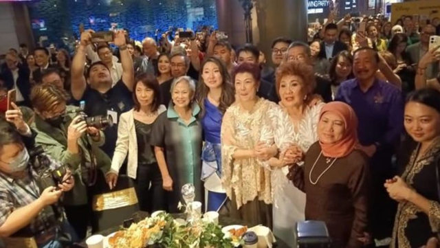 Người Malaysia ăn mừng chiến thắng Oscar lịch sử của Dương Tử Quỳnh - Ảnh 1.