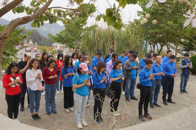 Đoàn Thanh niên VTV mang niềm vui đến với trẻ em nghèo vùng núi Tây Bắc - Ảnh 4.