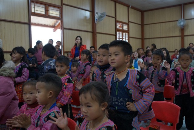 Đoàn Thanh niên VTV mang niềm vui đến với trẻ em nghèo vùng núi Tây Bắc - Ảnh 7.