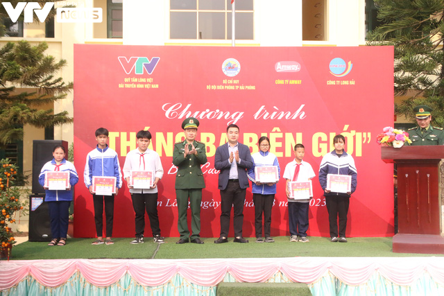 Quỹ Tấm lòng Việt: Trao quà hỗ trợ các em học sinh và hộ gia đình khó khăn tại huyện Tiên Lãng - Ảnh 3.