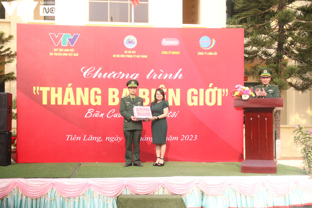 Quỹ Tấm lòng Việt: Trao quà hỗ trợ các em học sinh và hộ gia đình khó khăn tại huyện Tiên Lãng - Ảnh 4.
