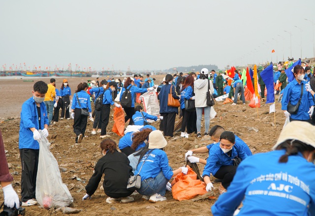Hơn 400 người tham gia hưởng ứng chiến dịch Chung tay làm sạch biển Giao Hải - Ảnh 6.