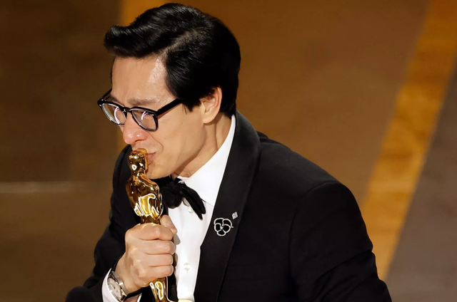5 khoảnh khắc lịch sử tại lễ trao giải Oscar 2023 - Ảnh 1.