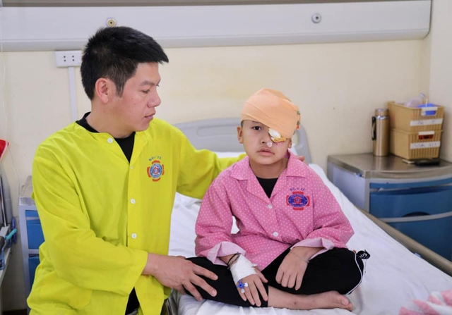 Loại bỏ khối u hốc mắt cho bé 4 tuổi nhiều bệnh viện từ chối mổ - Ảnh 2.