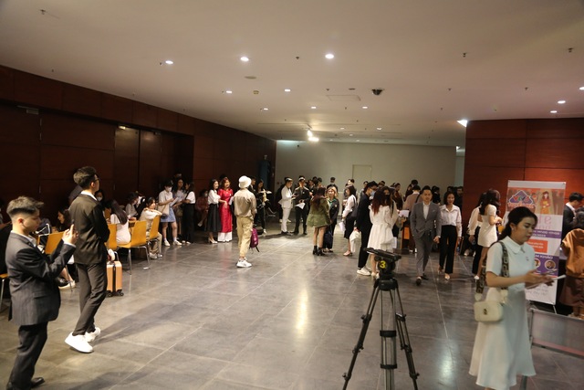 Hơn 700 thí sinh tham gia tìm kiếm gương mặt MC của VTV3 - Ảnh 3.