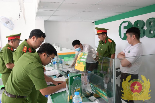 Đồng loạt kiểm tra 13 điểm kinh doanh F88 tại Tiền Giang - Ảnh 1.