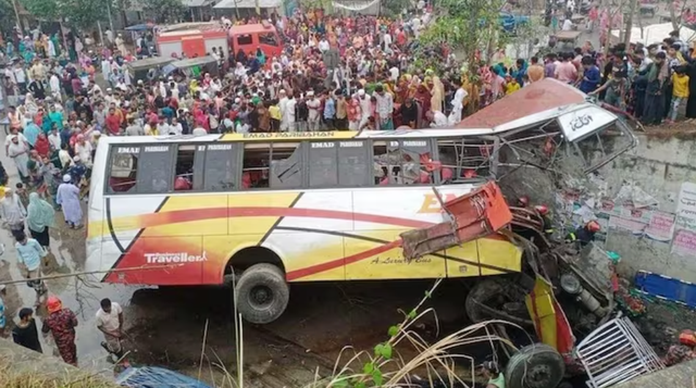 Tai nạn xe bus ở Bangladesh khiến ít nhất 19 người thiệt mạng - Ảnh 1.