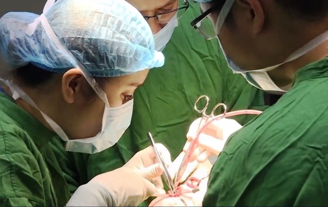 Cận cảnh ca phẫu thuật dị tật hàm mặt phức tạp cho bé 13 tháng tuổi - Ảnh 2.