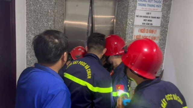 Giải cứu kịp thời 3 người mắc kẹt trong thang máy ở Huế - Ảnh 1.