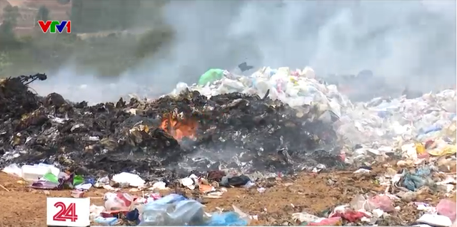 Vĩnh Phúc: Nguy cơ ô nhiễm từ bãi rác tạm giữa thành phố - Ảnh 2.