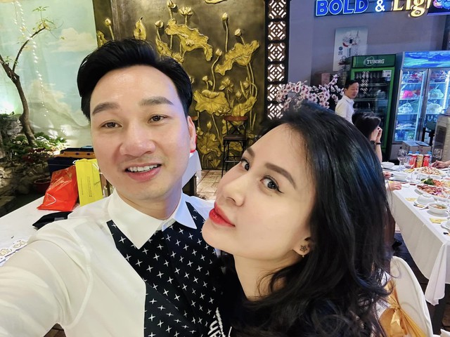 MC Thành Trung hạnh phúc bên bà xã kỷ niệm 10 bên nhau, Linh Rin chia sẻ ảnh hiếm đám cưới - Ảnh 1.