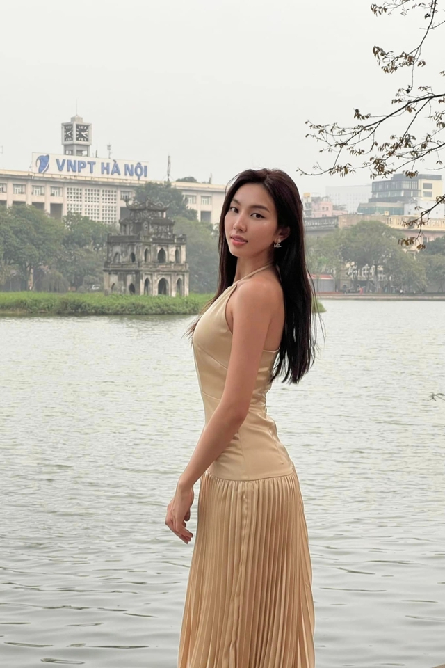 Hồng Diễm và đồng nghiệp tới thăm NSND Công Lý, Hoa hậu Thùy Tiên dạo phố Hồ Gươm - Ảnh 2.