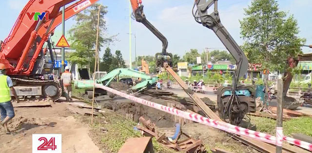 TP Hồ Chí Minh: Vỡ đường ống cấp nước, nhiều quận bị cắt nước - Ảnh 1.