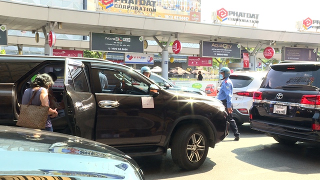 Từ 1/4, taxi vào sân bay Tân Sơn Nhất đón khách cõng thêm 2 loại phí - Ảnh 1.