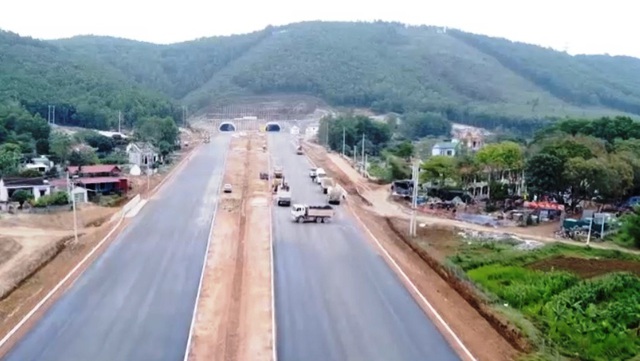 Gấp rút hoàn thiện để thông xe đoạn cao tốc Ninh Bình - Thanh Hóa - Ảnh 1.