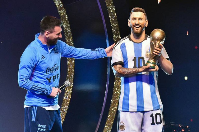 Messi được dựng tượng cạnh Pele, Maradona - Ảnh 1.