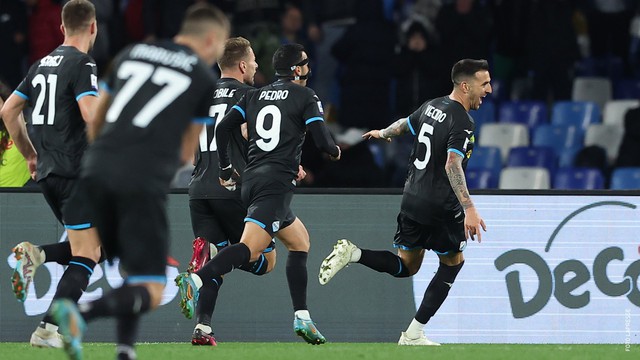 Napoli bất ngờ thất bại trước Lazio trên sân nhà, đứt mạch 25 trận bất bại   - Ảnh 1.