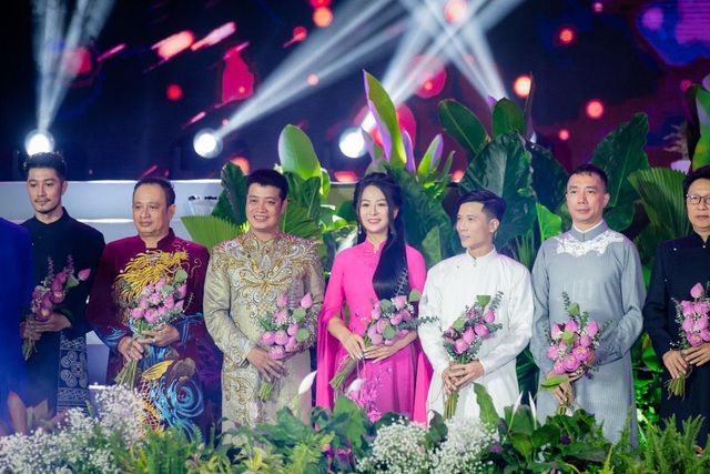 BST Việt Nam gấm hoa: Tôn vinh vẻ đẹp của thiên nhiên, đất nước, con người Việt Nam - Ảnh 1.