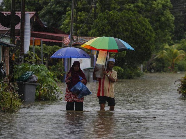 Lũ lụt tấn công Malaysia khiến 4 người thiệt mạng, 40.000 người phải sơ tán  - Ảnh 1.