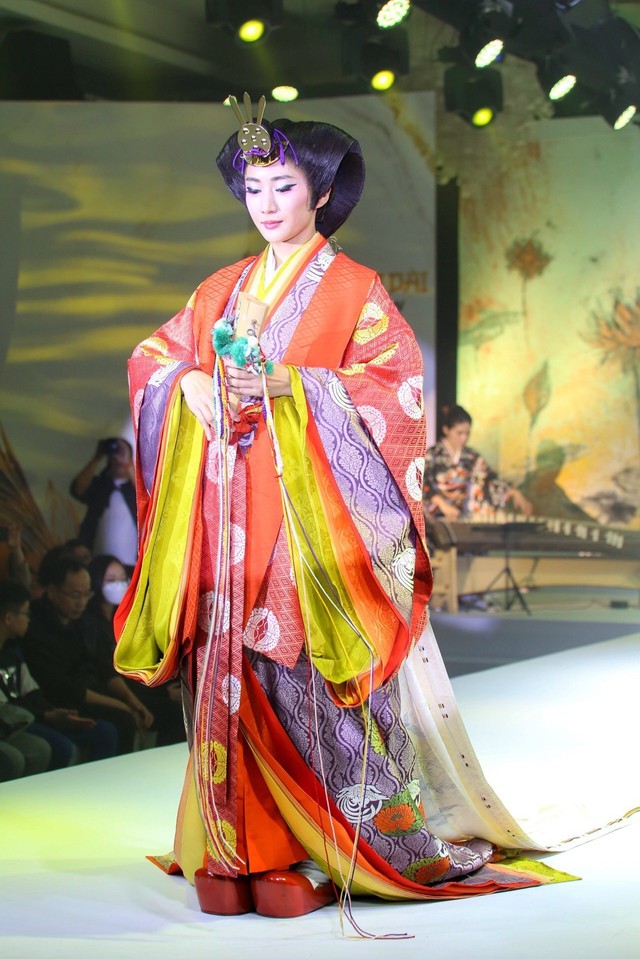 Độc đáo show diễn thời trang kết hợp kimono và áo dài - Ảnh 6.