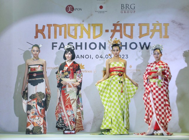 Độc đáo show diễn thời trang kết hợp kimono và áo dài - Ảnh 2.
