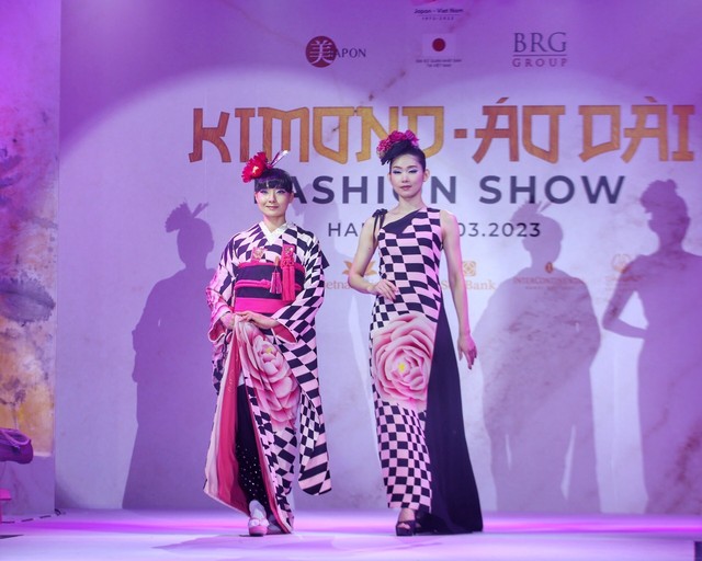 Độc đáo show diễn thời trang kết hợp kimono và áo dài - Ảnh 1.