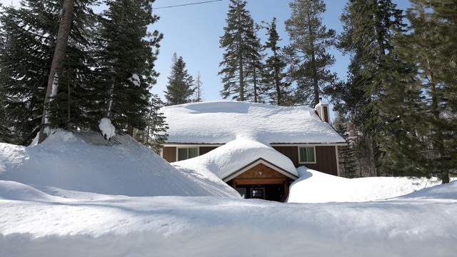 Bão tuyết khiến nhiều người mắc kẹt tại California, Mỹ - Ảnh 1.