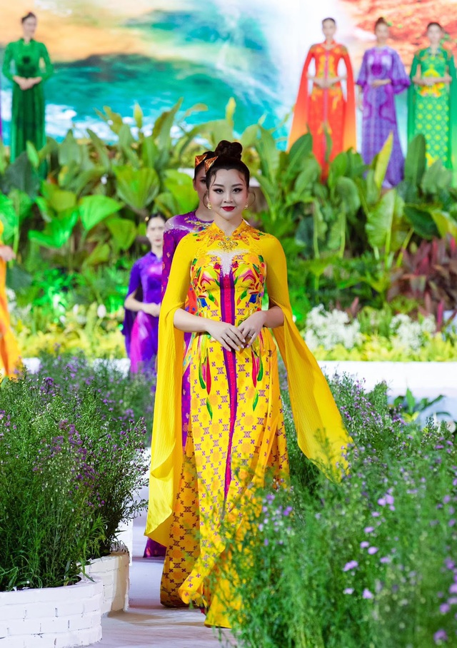 BST áo dài Việt gây ấn tượng với bạn bè quốc tế tại Lễ hội áo dài TP Hồ Chí Minh - Ảnh 2.