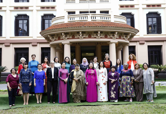 Phó Chủ tịch nước gặp mặt các nữ Đại sứ, Trưởng đại diện các tổ chức quốc tế tại Việt Nam - Ảnh 4.
