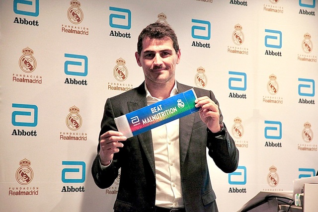 
Deputy manager of Real Madrid Foundation Iker Casillas introduces Beat Malnutrition armbands inspired by the Mid-Upper Arm Circumference (MUAC) z-score tape, an innovative and easy-to-use tool that screens for malnutrition in children.
