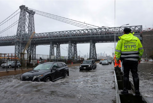 Mưa lớn gây lũ lụt ở New York sẽ là điều bình thường mới” do biến đổi khí hậu - Ảnh 1.