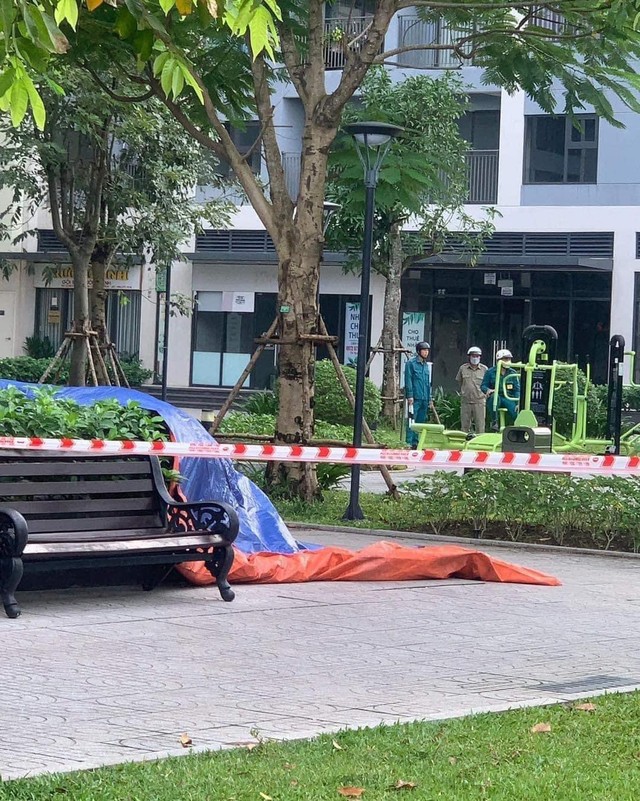 TP Hồ Chí Minh: Cô gái rơi từ tầng 19 chung cư tử vong - Ảnh 1.