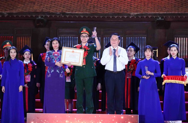 Hà Nội tuyên dương 96 Thủ khoa tốt nghiệp đại học, học viện năm 2023  - Ảnh 3.