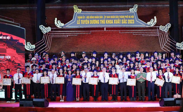 Hà Nội tuyên dương 96 Thủ khoa tốt nghiệp đại học, học viện năm 2023  - Ảnh 7.