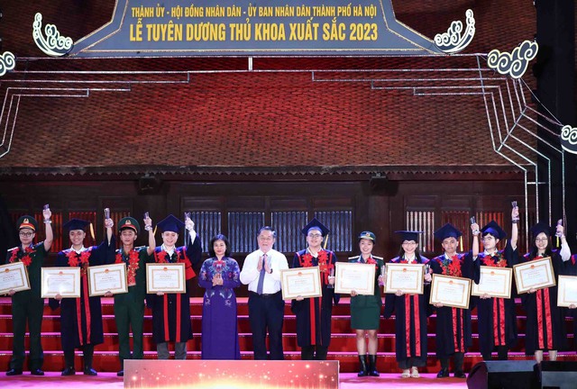 Hà Nội tuyên dương 96 Thủ khoa tốt nghiệp đại học, học viện năm 2023  - Ảnh 6.