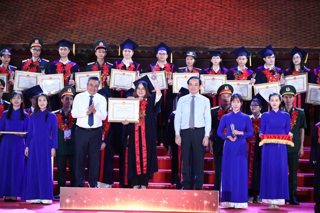 Hà Nội tuyên dương 96 Thủ khoa tốt nghiệp đại học, học viện năm 2023  - Ảnh 5.
