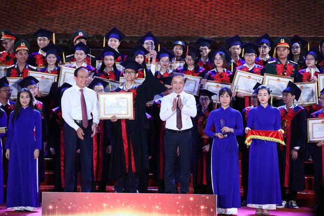 Hà Nội tuyên dương 96 Thủ khoa tốt nghiệp đại học, học viện năm 2023  - Ảnh 4.