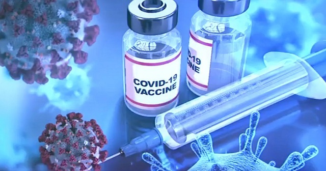 Người có nguy cơ cao nên tiêm vaccine COVID-19 trong mùa thu và đông - Ảnh 1.