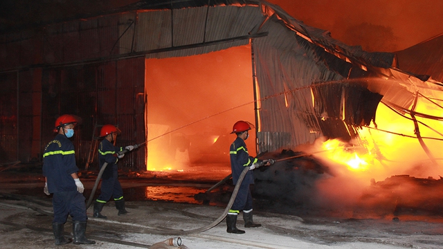 Cháy xưởng sản xuất viên nén gỗ ở Bắc Giang - Ảnh 2.