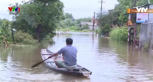 Mưa lớn gây ngập cục bộ ở Thừa Thiên Huế, đê sông Lam (Nghệ An) sạt lở nghiêm trọng - Ảnh 1.