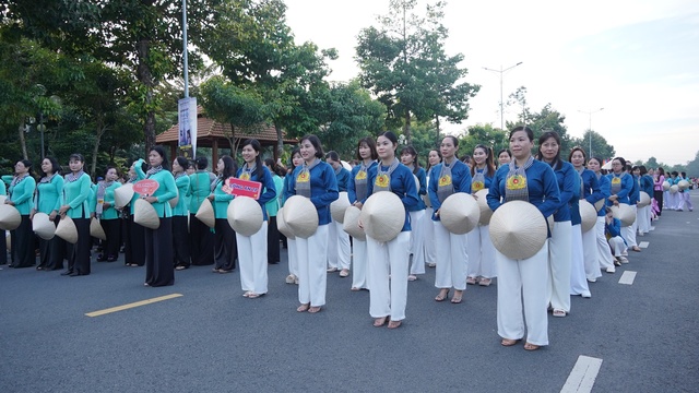 Lễ hội áo bà ba, áo dài quy mô 5.000 người xác lập Kỷ lục Việt Nam - Ảnh 1.