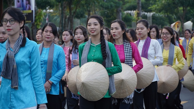 Lễ hội áo bà ba, áo dài quy mô 5.000 người xác lập Kỷ lục Việt Nam - Ảnh 4.