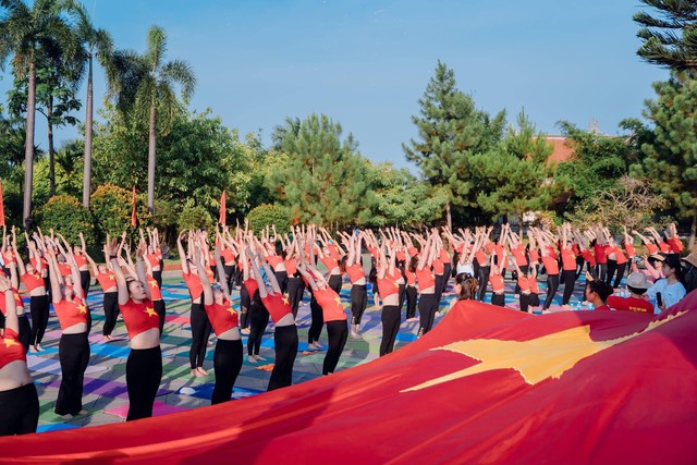 Gần 1.000 người tham gia giải thi đấu Yoga Hướng mặt trời lần 2 năm 2023 - Ảnh 1.