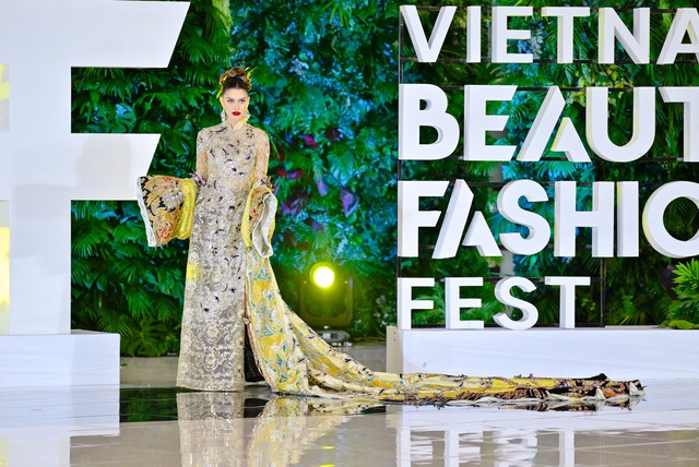 Áo dài Việt Nam tiếp tục được tôn vinh tại Hoa hậu Hoà bình quốc tế 2023 - Ảnh 1.