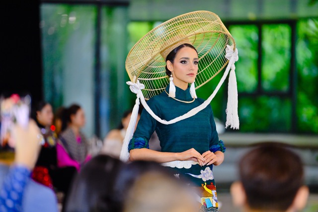 Áo dài Việt Nam tiếp tục được tôn vinh tại Hoa hậu Hoà bình quốc tế 2023 - Ảnh 15.