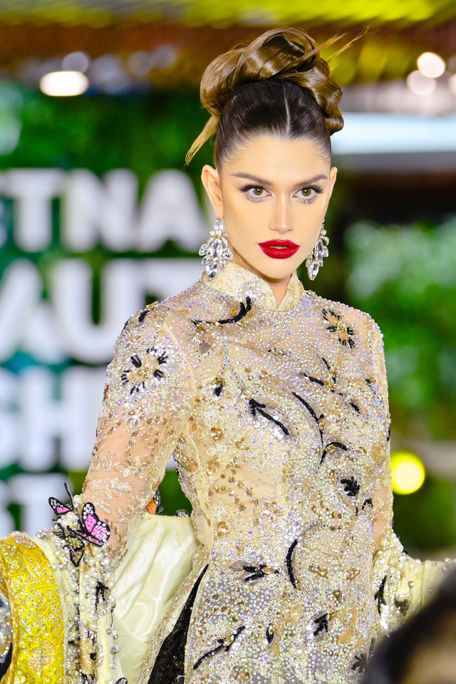 Áo dài Việt Nam tiếp tục được tôn vinh tại Hoa hậu Hoà bình quốc tế 2023 - Ảnh 2.