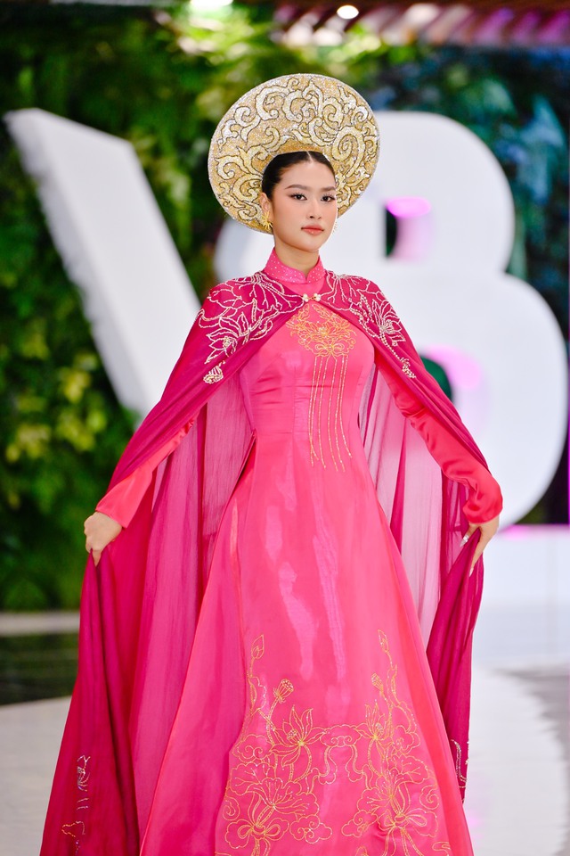Áo dài Việt Nam tiếp tục được tôn vinh tại Hoa hậu Hoà bình quốc tế 2023 - Ảnh 3.